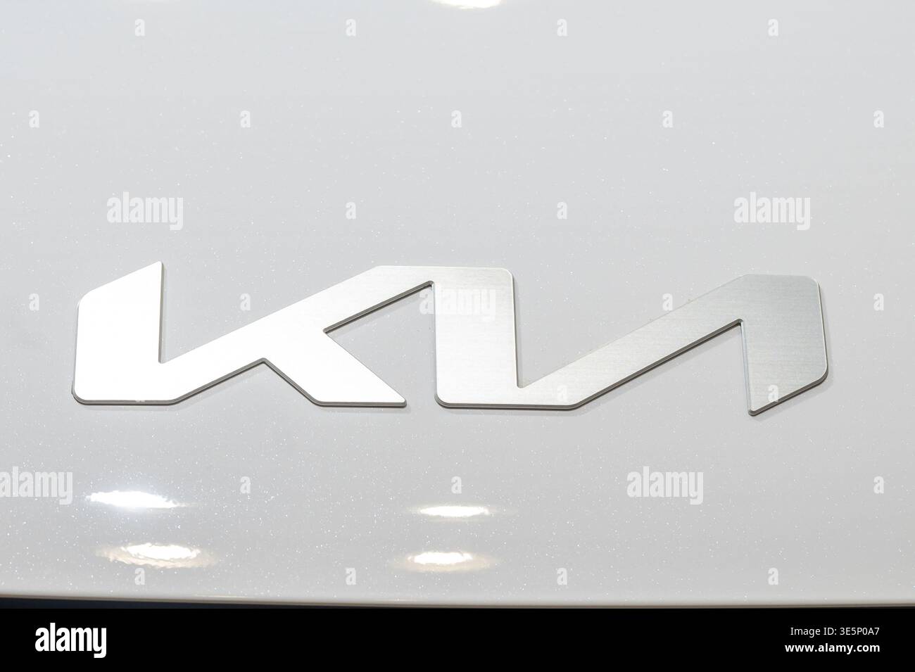 New York, New York, Stati Uniti. 1 aprile 2026. (NOVITÀ) The New York International Auto Show 2026. 1° aprile 2026, New York, New York, USA: Il logo e il nome Kia visti al New York Auto Show Media Day al Jacob K. Javits Convention Center il 1° aprile 2026 a New York. (Credito: M10s/TheNews2) (foto: M10s/Thenews2/Zumapress) (immagine di credito: © Ron Adar/TheNEWS2 via ZUMA Press Wire) SOLO PER USO EDITORIALE! Non per USO commerciale! Foto Stock