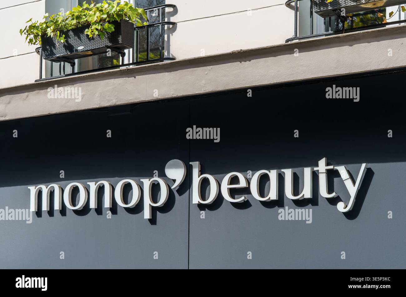 Parigi, Francia - 03 28 2026 : Monop' beauty boutique, gruppo Monoprix Foto Stock