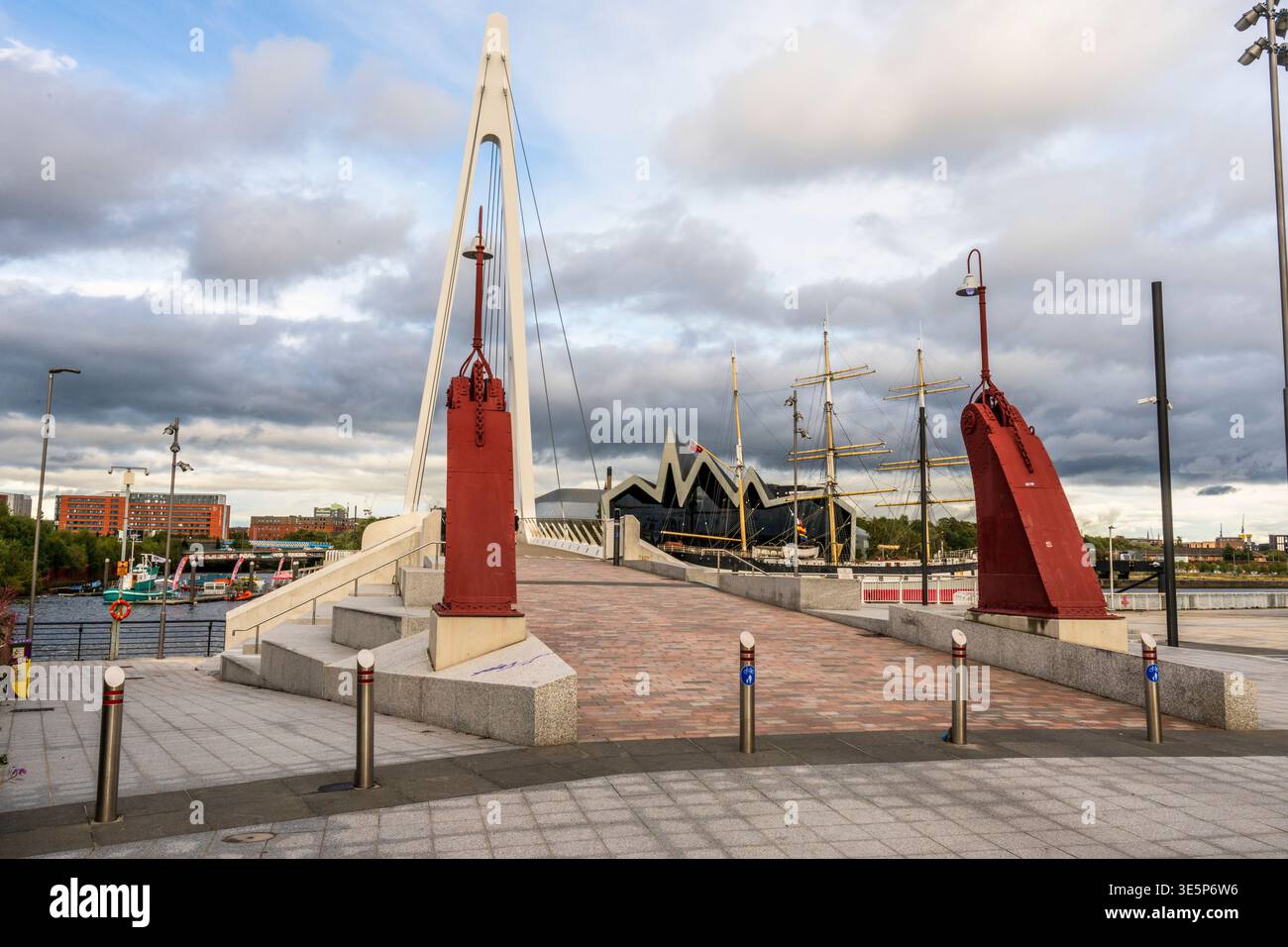 Un moderno ponte pedonale sul lungomare di Govan Partick a Glasgow conduce a un'astronave ormeggiata e alla suggestiva architettura lungo il fiume Foto Stock