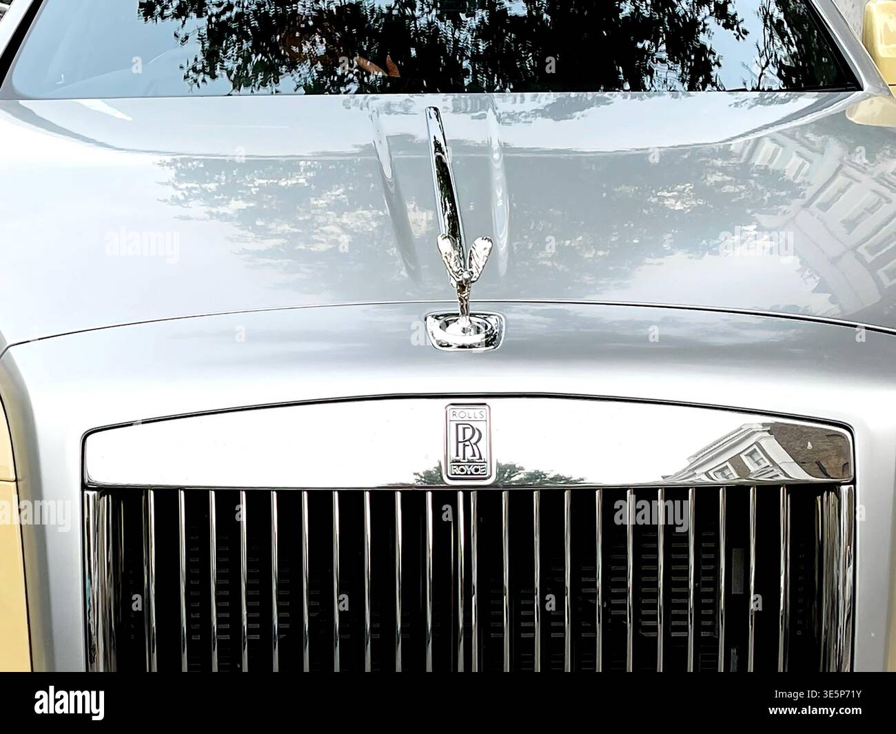 18/05/2022. Londra, Regno Unito. Un classico Rolls Royce color crema Foto Stock