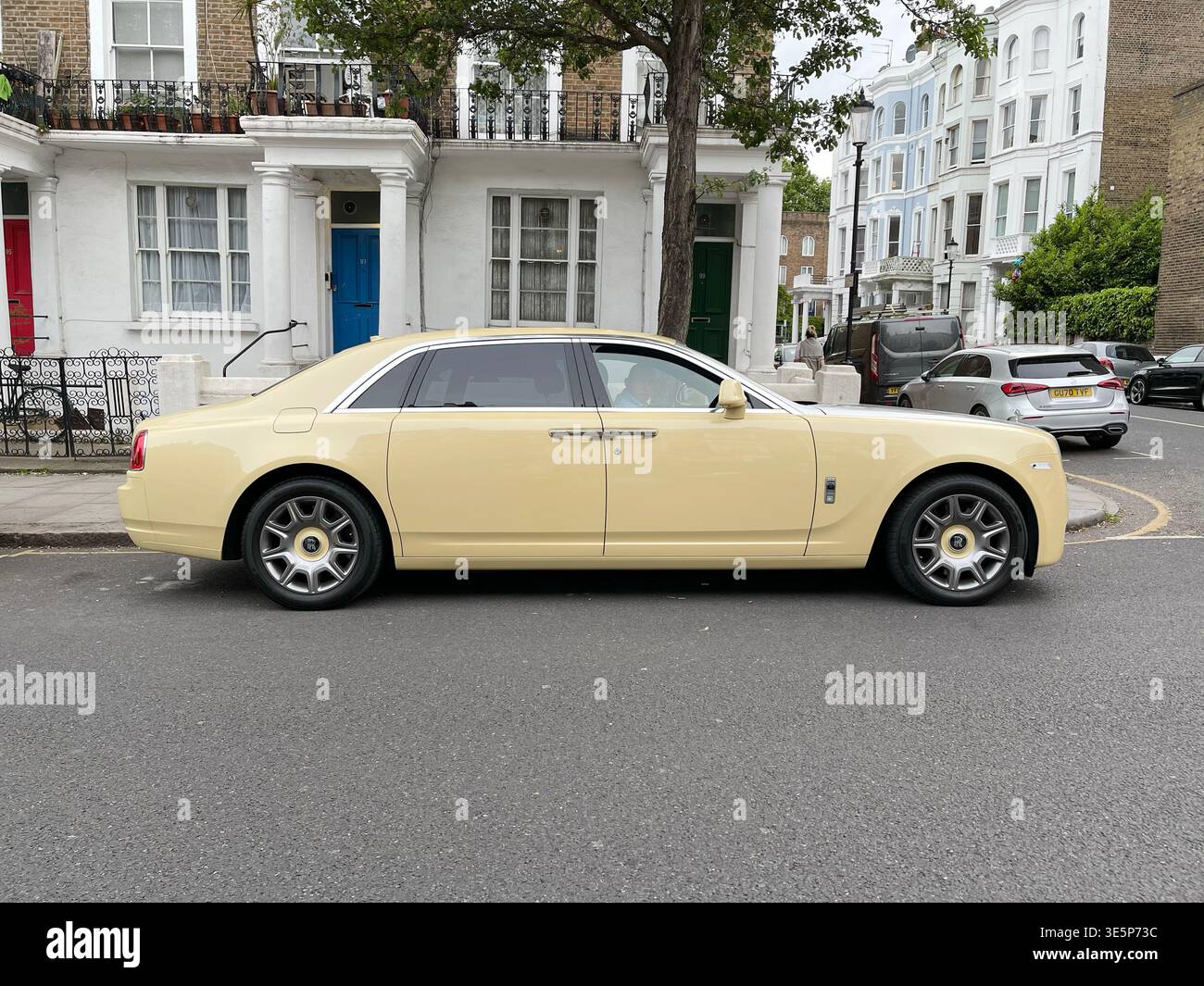 18/05/2022. Londra, Regno Unito. Un classico Rolls Royce color crema Foto Stock
