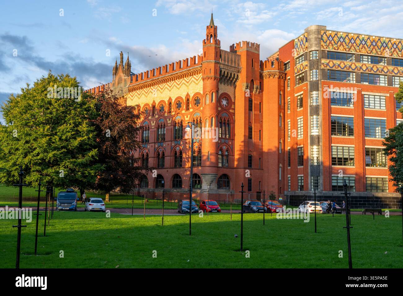 L'iconica fabbrica di tappeti Templeton a Glasgow Green presenta un'architettura vittoriana in mattoni rossi ornati con torrette, dettagli a mosaico e finestre ad arco, Foto Stock