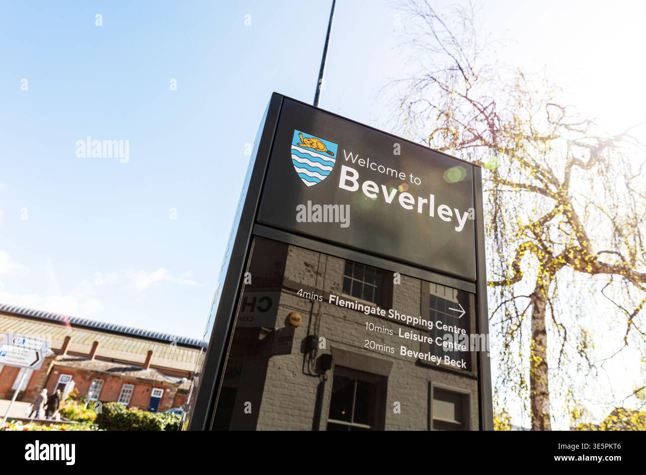 Cartello "Welcome to Beverley" con lo stemma della città e indicazioni per raggiungere a piedi le attrazioni locali, tra cui Flemingate Shopping Centre, The Leisure Centre, e. Foto Stock