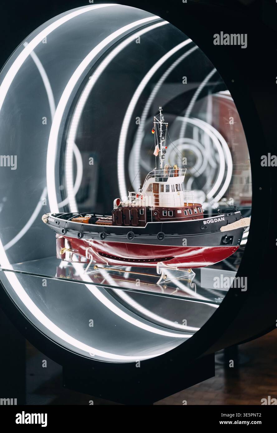Modello in scala del rimorchiatore 'Bogdan' in esposizione illuminata - modello in scala del rimorchiatore 'Bogdan', con scafo nero e rosso con una parte bianca e marrone Foto Stock