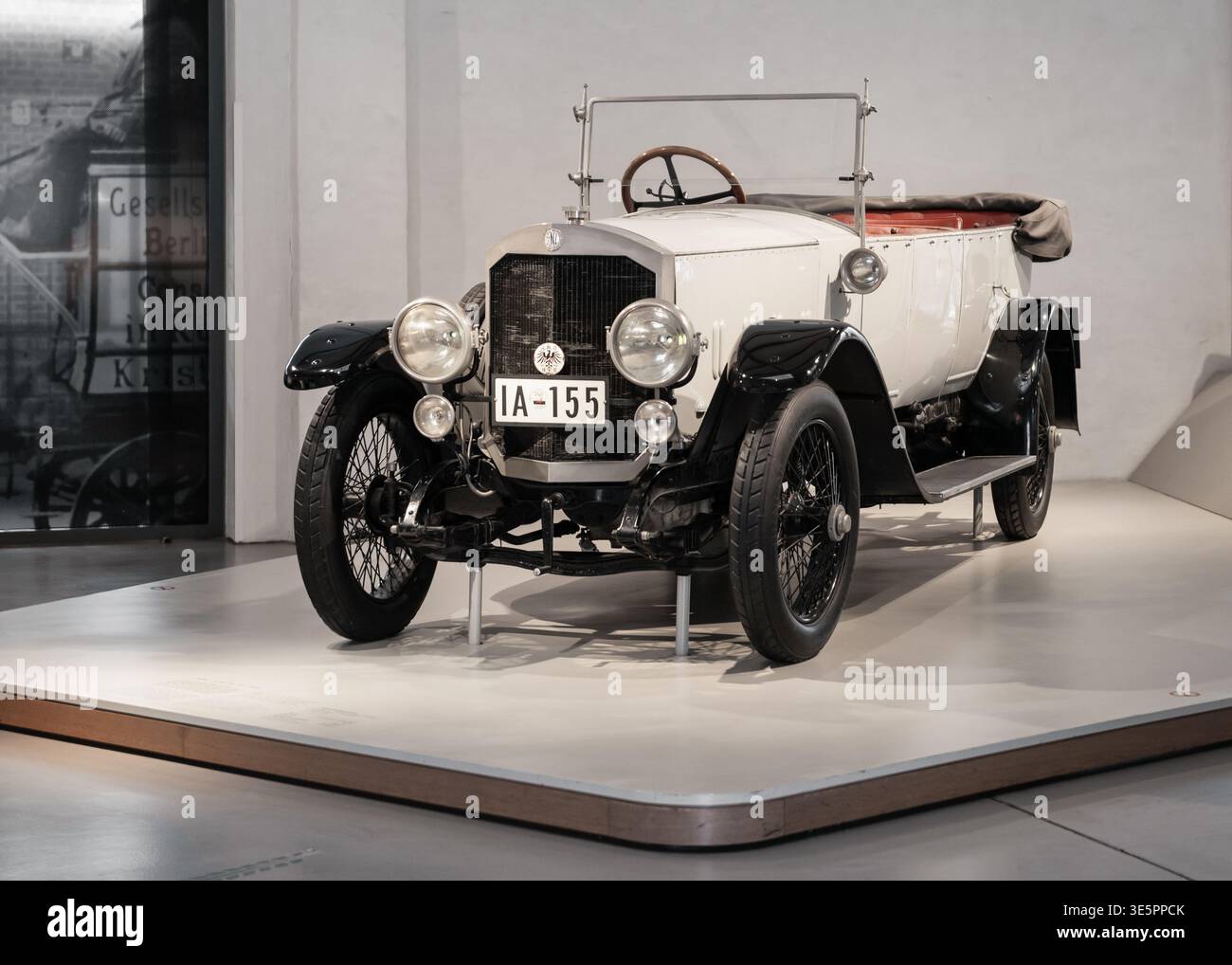 Storica esposizione di auto open-top Benz da 21/50 CV. Classic 1914 Benz Tourer con corpo bianco e parafanghi neri. Foto Stock