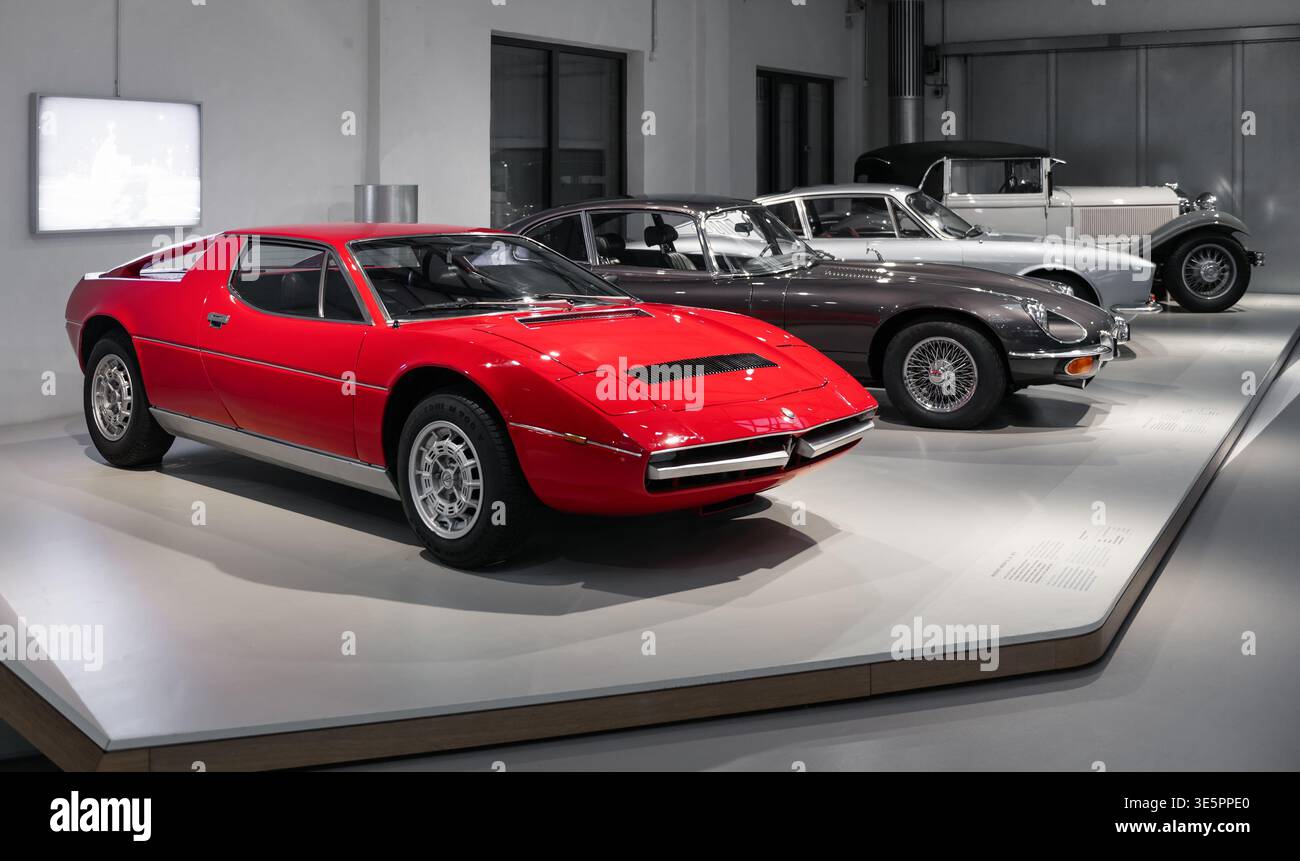 Le classiche Maserati Merak e le auto sportive europee. Una Maserati coupé rossa e una Jaguar e-Type grigia mettono in mostra il design di un'auto sportiva della metà del secolo. Foto Stock