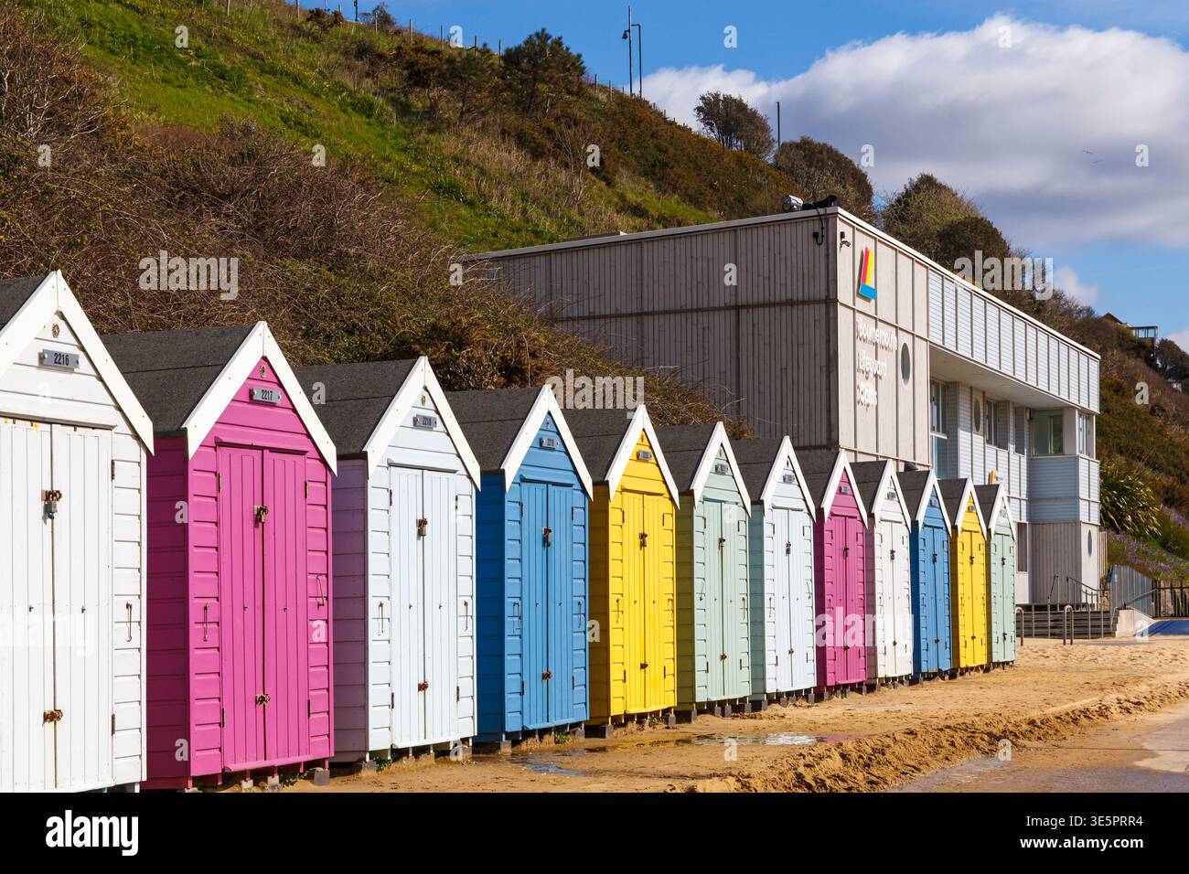 New Bournemouth Lifeguard Corps lungo la passeggiata di Bournemouth, Dorset, Regno Unito, ad aprile Foto Stock