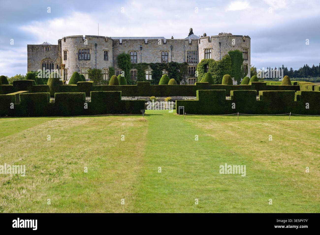 Il castello di Chirk sorge in Galles con giardini verdi sotto un cielo nuvoloso nel Regno Unito Foto Stock
