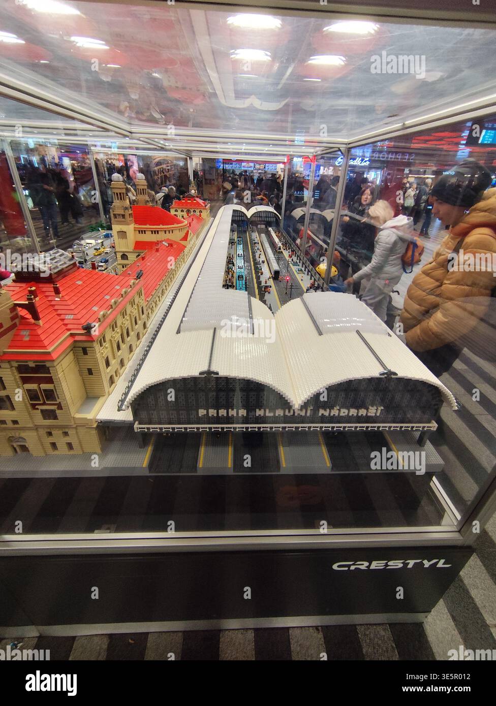 Costruzione di una casa per la stazione ferroviaria della città di LEGO a Praha. Repubblica Ceca, Praga - 31 ottobre 2025 Foto Stock