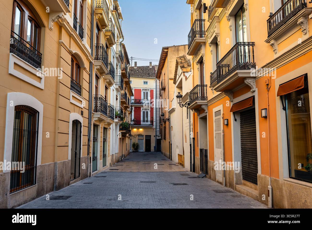 Strada pittoresca nella città vecchia della città monumentale di Valencia, Spagna. Foto Stock