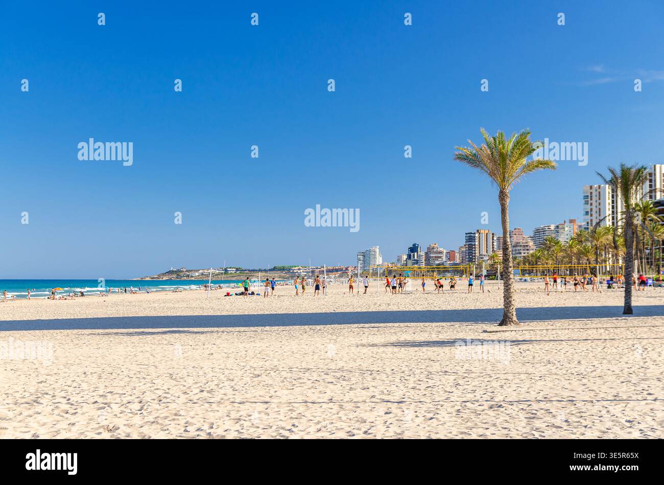Alicante, Spagna, 27 maggio 2025: Spiaggia Playa San Juan nella città di Alicante, persone che fanno sport e giocano a pallavolo sulla spiaggia, spiaggia sabbiosa Costa Blanca co Foto Stock