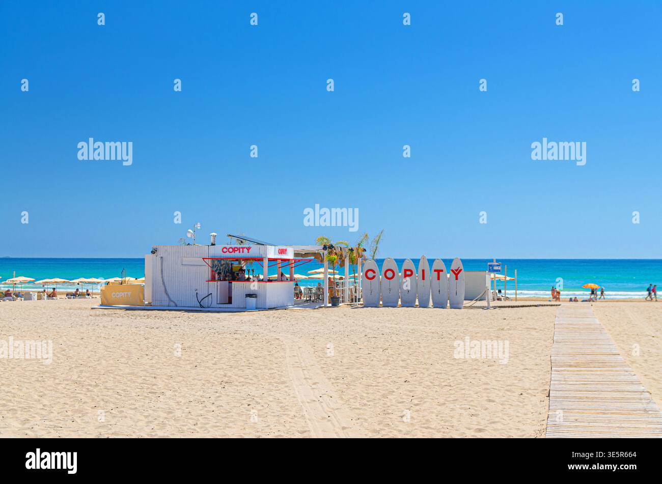 Alicante, Spagna, 28 maggio 2025: Spiaggia Playa de San Juan nella città di Alicante, COPITY Beach club Restaurant Cafe bar sulla spiaggia sabbiosa del Mar Mediterraneo coa Foto Stock