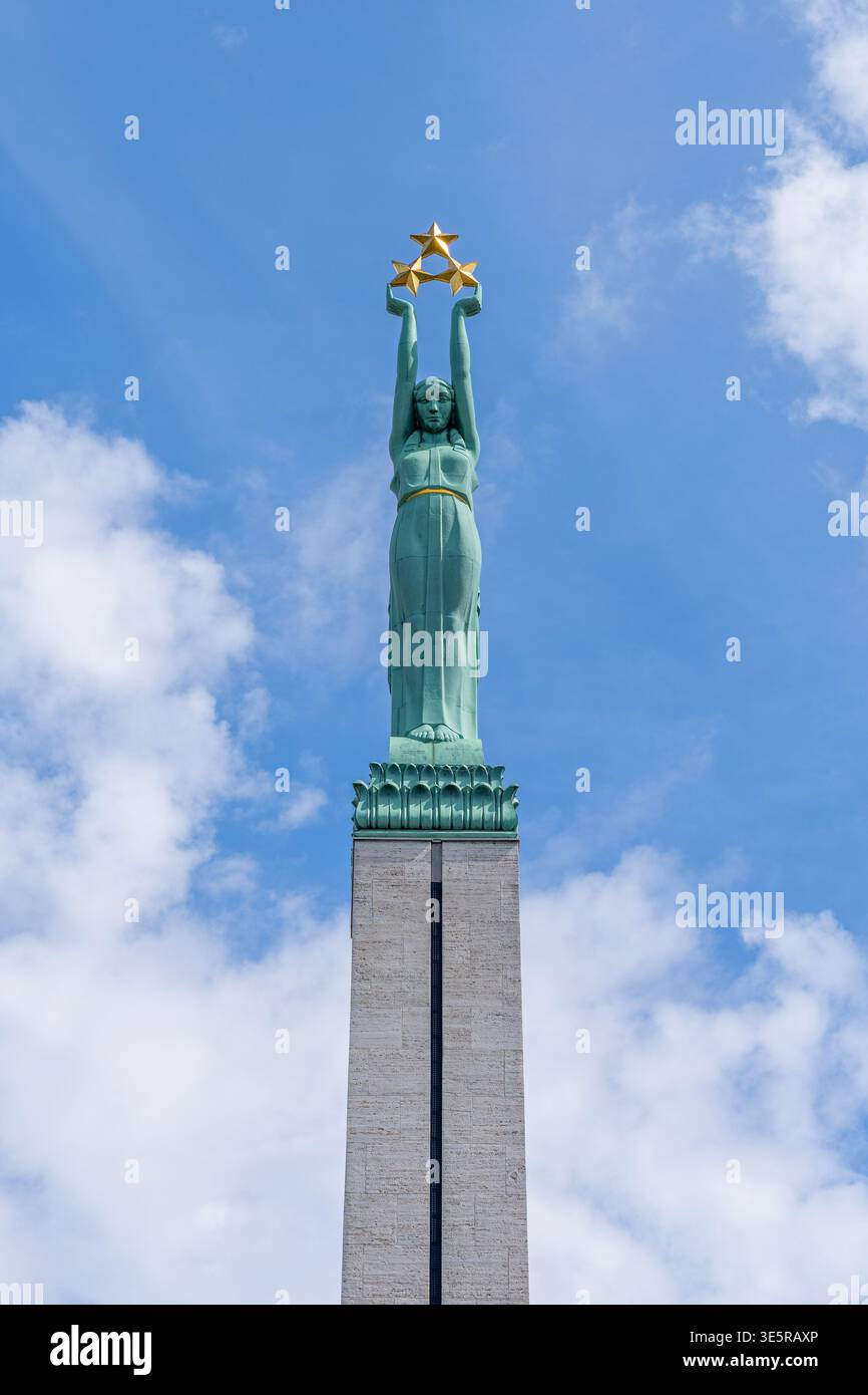 Statua Liberty del Monumento alla libertà / Brīvības piemineklis in onore dei soldati uccisi durante la guerra d'indipendenza lettone nella città di riga, in Lettonia Foto Stock
