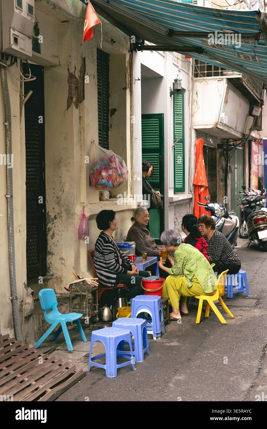 Gli anziani locali gusteranno la colazione e il tè mattutino in Cong Duc Street nel quartiere vecchio di Hanoi, Hoan Kiem District, Hanoi, Vietnam Foto Stock
