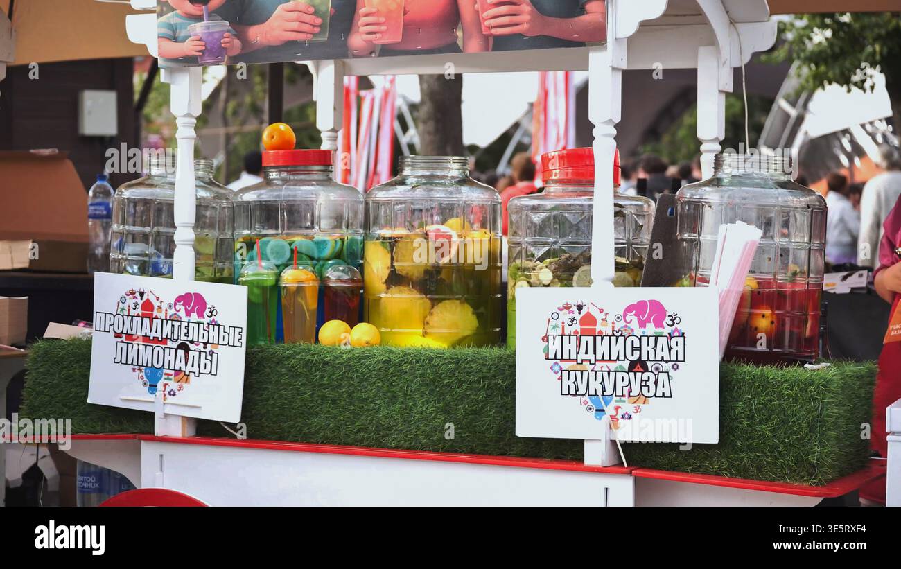 Mosca, Russia - 25 agosto 2025: India Day Mosca: Rinfrescanti limonate infuse di frutta in uno stand di Street food Foto Stock