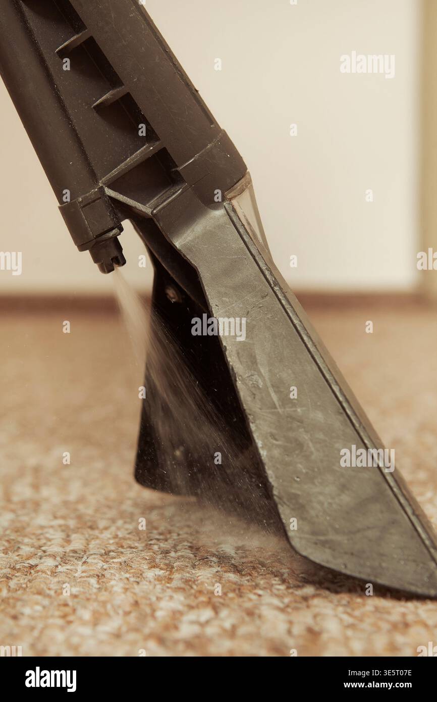 Dettaglio della pulizia profonda della moquette con una macchina per la pulizia a secco e a umido Foto Stock