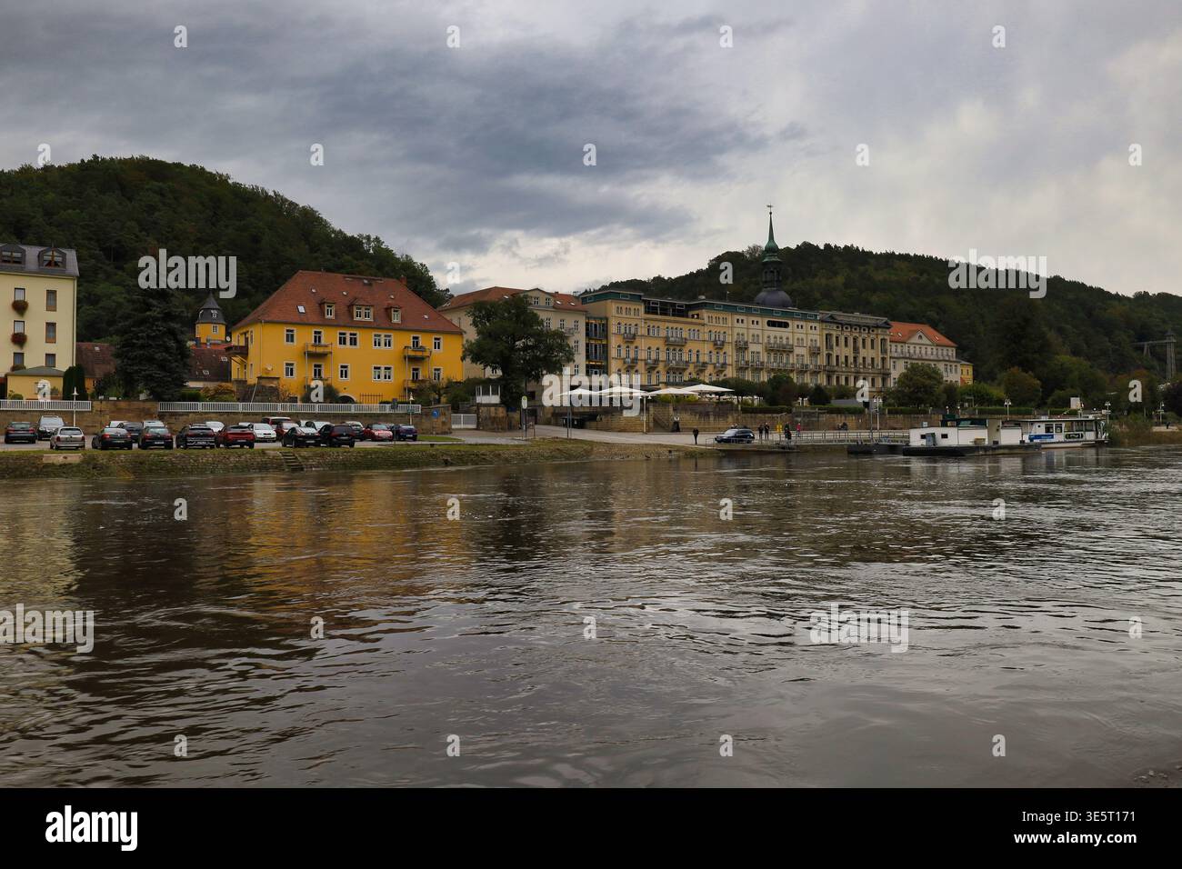 Blick über die Elbe auf das Stadtzentrum von Bad Schandau: Uferpromenade mit Hotels und der St. Johannis Kirche in der Sächsischen Schweiz Foto Stock