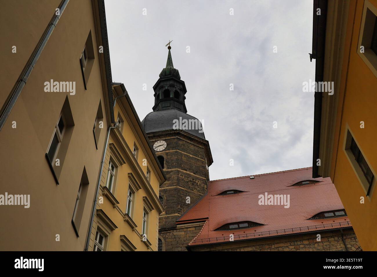 St. Johannis Kirche a Bad Schandau: Blick von unten auf den barocken Kirchturm und das rote Ziegeldach mit Fledermausgauben a Sachsen Foto Stock