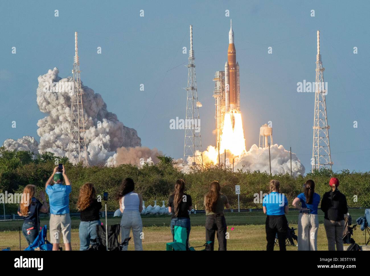 Artemis II è stato lanciato con quattro astronauti il 1 aprile 2026. Questo ha iniziato il loro viaggio intorno alla luna, il primo in 54 anni. Foto Stock