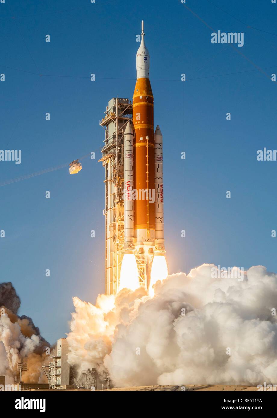 Artemis II è stato lanciato con quattro astronauti il 1 aprile 2026. Questo ha iniziato il loro viaggio intorno alla luna, il primo in 54 anni. Foto Stock