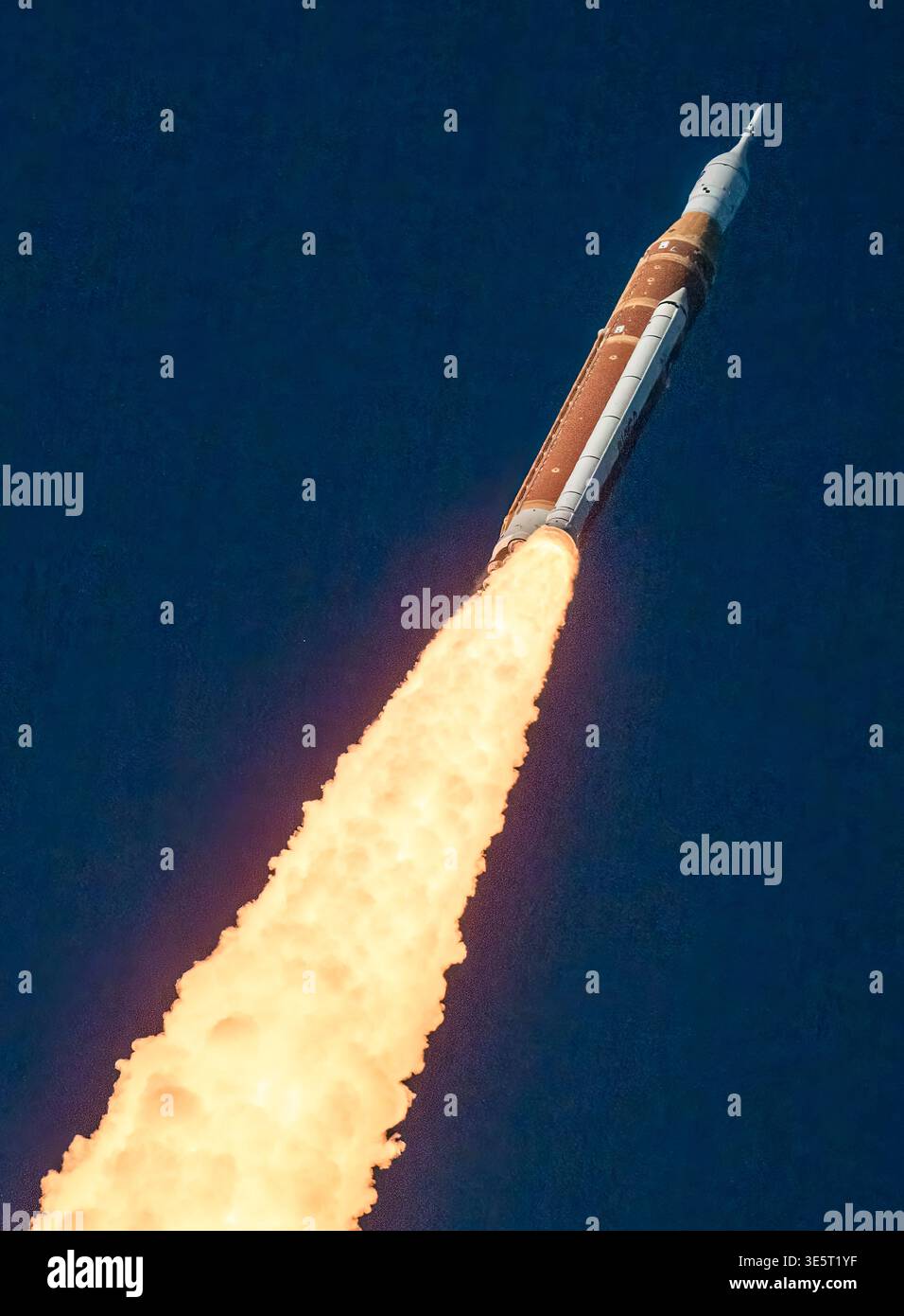 Artemis II è stato lanciato con quattro astronauti il 1 aprile 2026. Questo ha iniziato il loro viaggio intorno alla luna, il primo in 54 anni. Foto Stock