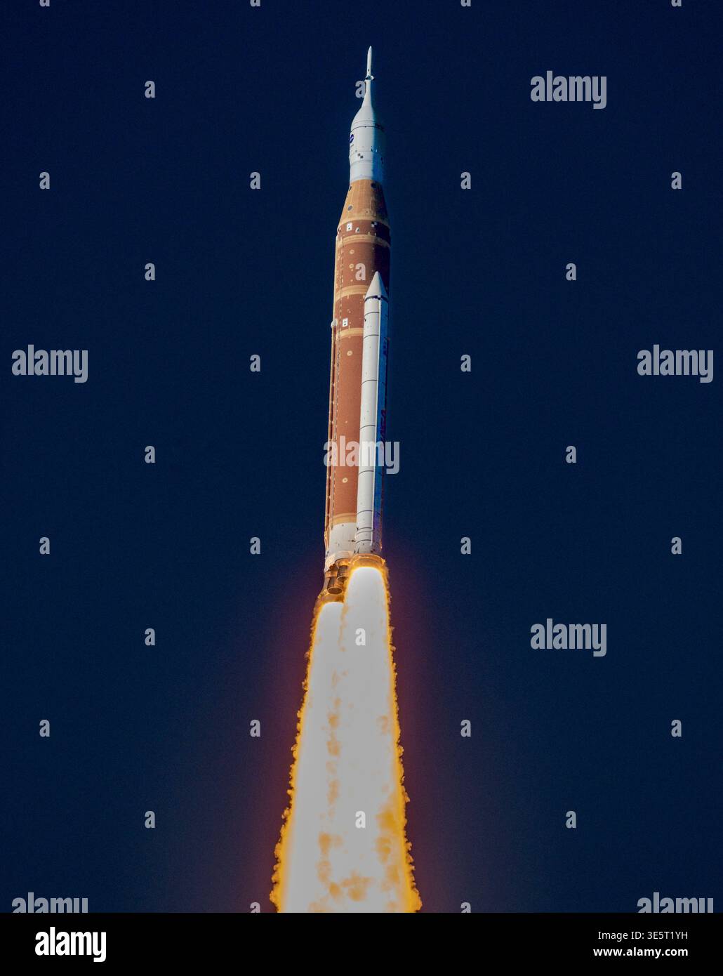 Artemis II è stato lanciato con quattro astronauti il 1 aprile 2026. Questo ha iniziato il loro viaggio intorno alla luna, il primo in 54 anni. Foto Stock