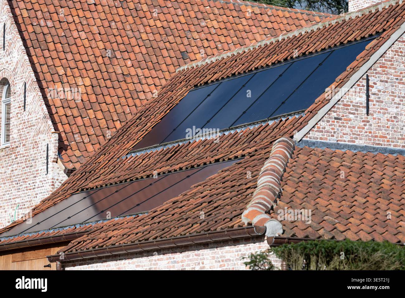 I pannelli solari integrati sono installati sul tetto di una fermette di nuova costruzione a Brussegem, riflettendo soluzioni energetiche sostenibili negli alloggi rurali… Io Foto Stock