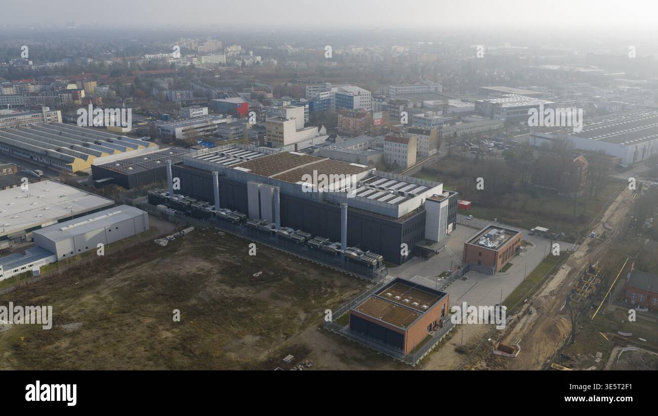 Edificio di data center industriali con unità di raffreddamento per server Foto Stock
