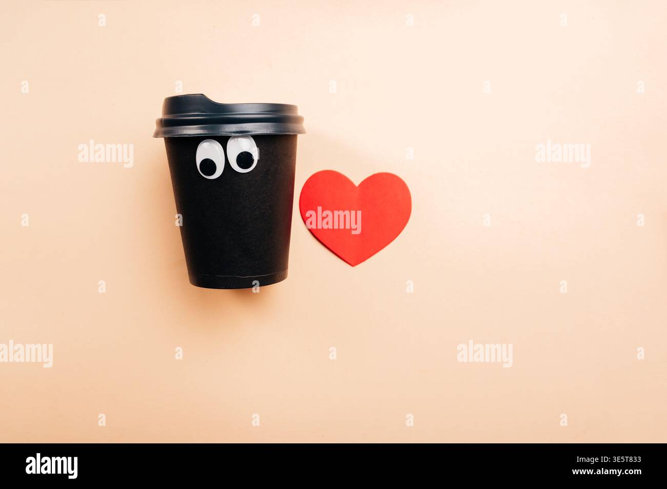 Caffè con amore. Cuore rosso sulla tazza di caffè. Scena giocosa con bevande allegre e occhi Foto Stock