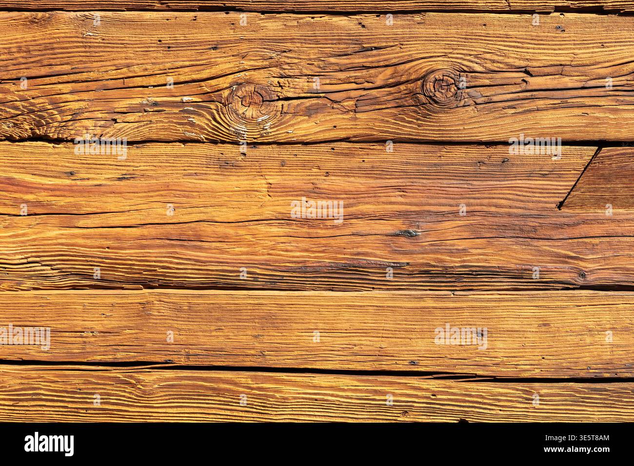 Vecchie tavole di legno intemprate, superficie orizzontale ruvida invecchiata con nodi e incrinature Foto Stock