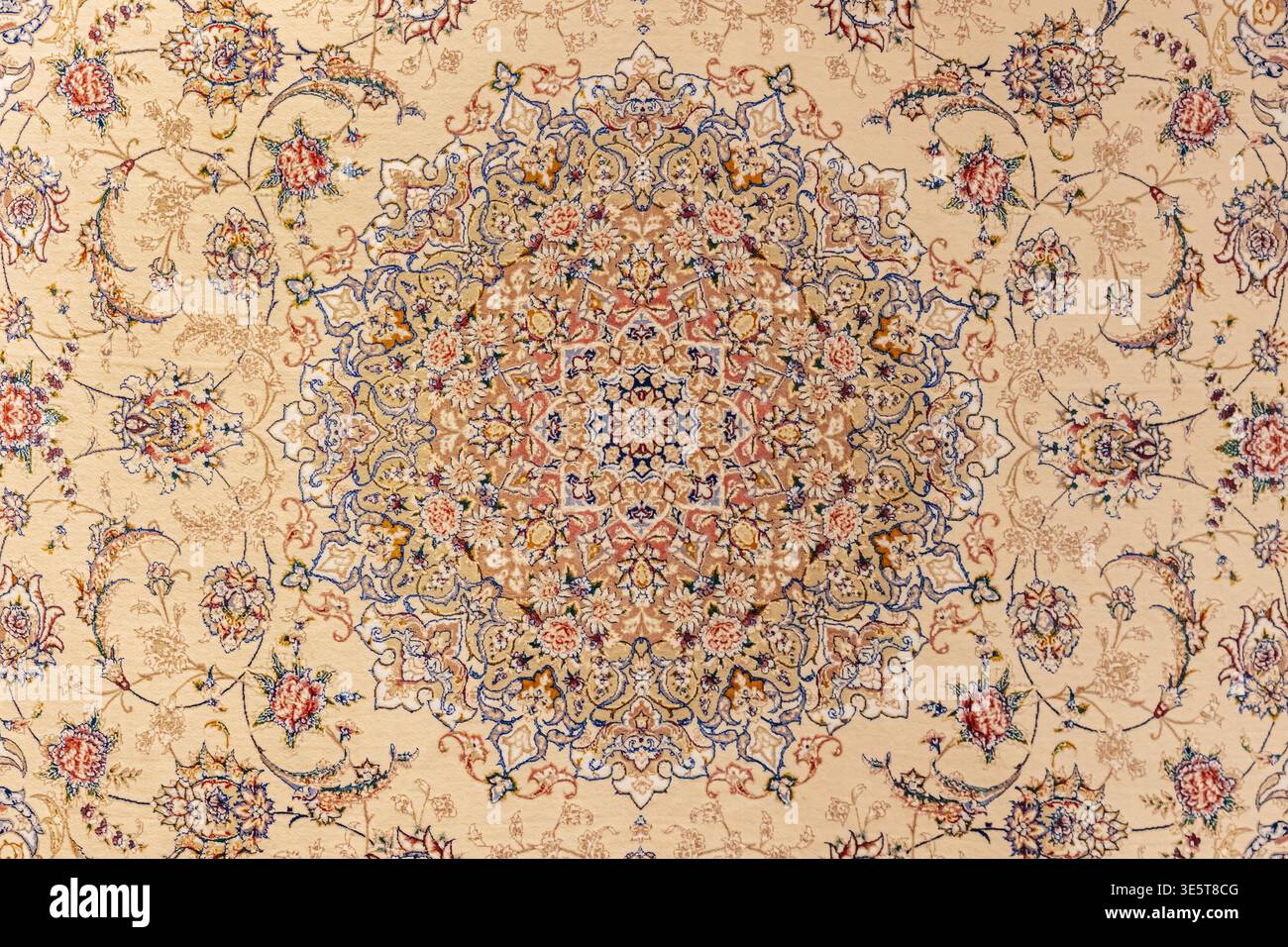 Tappeto beige persiano, sfondo decorato con motivo arabesco floreale rosso e blu Foto Stock