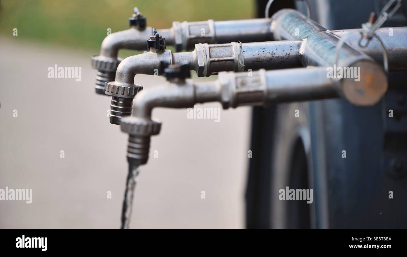 Acqua che scorre da più rubinetti, illustrando il servizio pubblico, l'approvvigionamento e la conservazione Foto Stock
