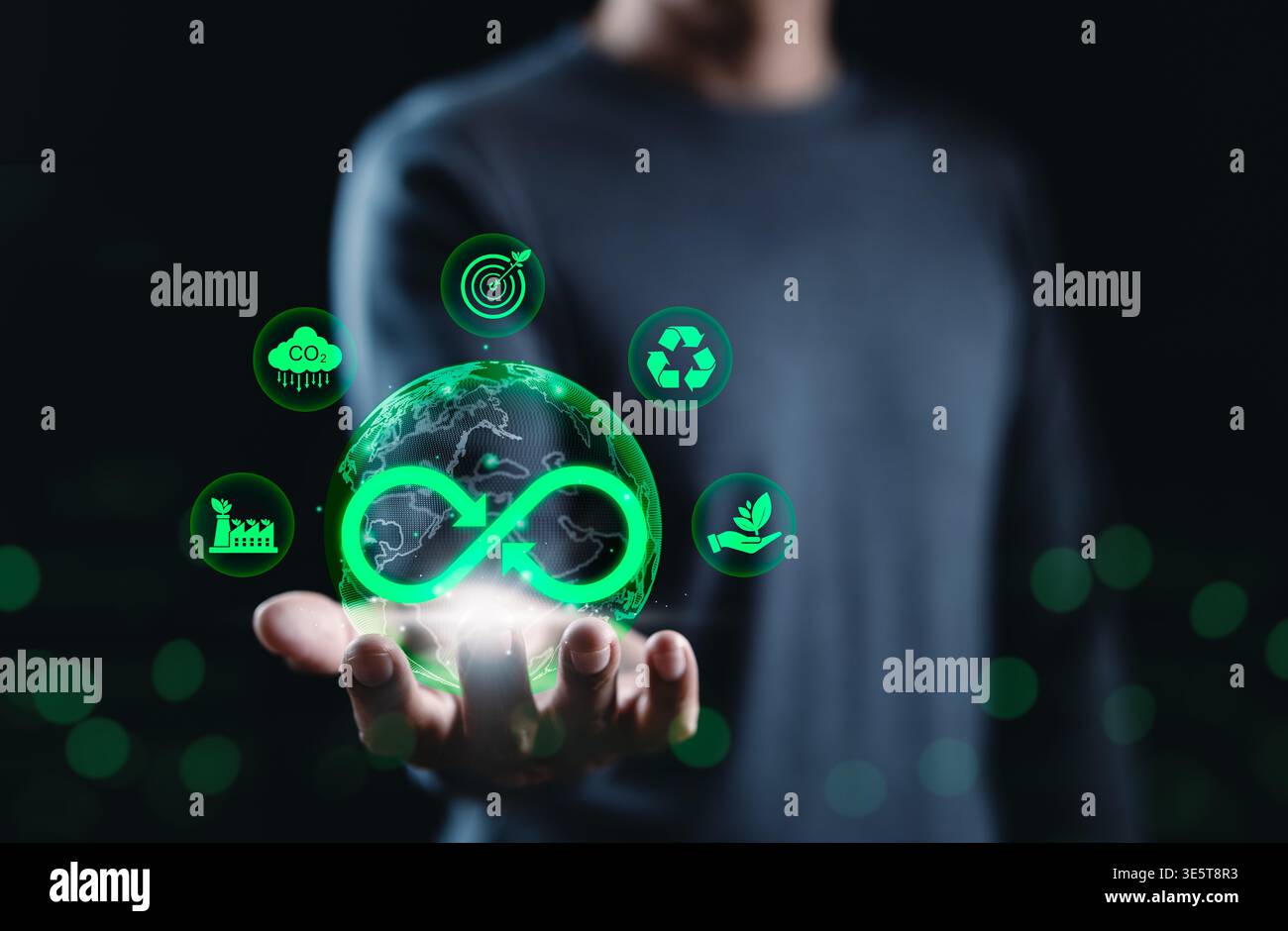 Concetto di economia circolare e di impresa sostenibile. Uomo che detiene il globo con icone di riciclaggio, riduzione delle emissioni di carbonio, eco-obiettivo e green care, Foto Stock