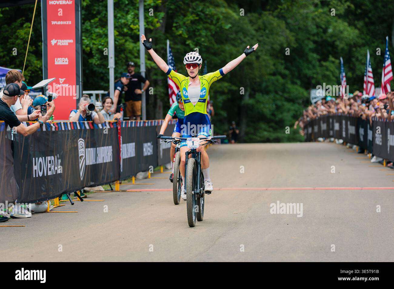 Kelsey Urban (KMC Orbea) supera il traguardo al primo posto per vincere il campionato nazionale di MTB USA Cycling Women's Cross Country 2025. Foto Stock