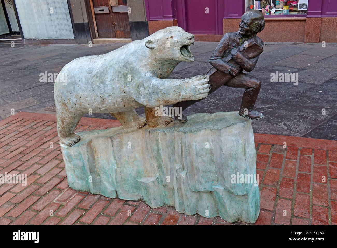 Mr Jamieson il Draper e Bruin l'Orso polare scultura pubblica nel centro città di Dundee, Scozia, UK. Foto Stock