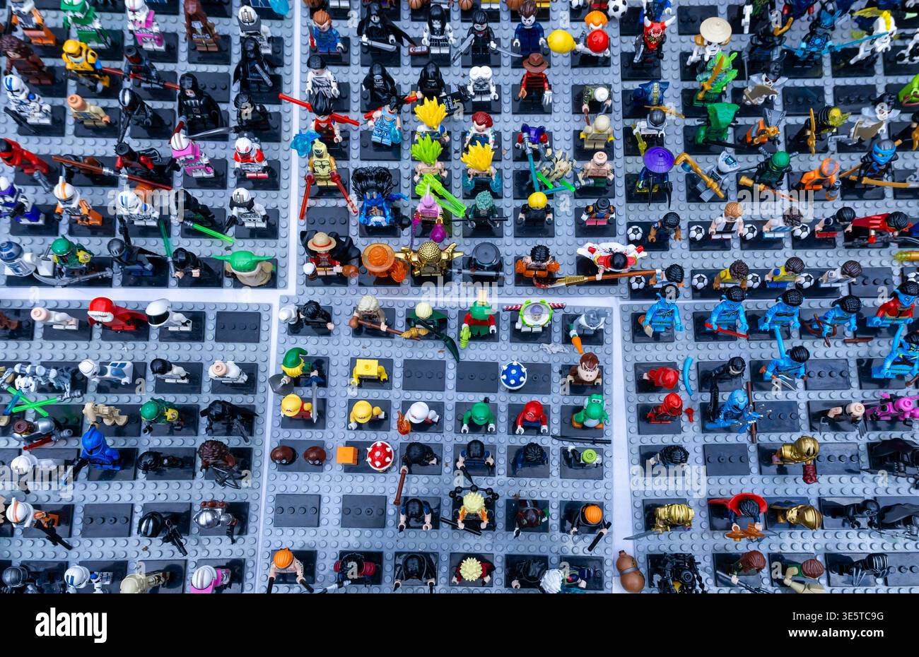 Grande collezione di figure LEGO e Playmobil disposte su lastre esposte in un mercato delle pulci di Berlino, Germania. Foto Stock