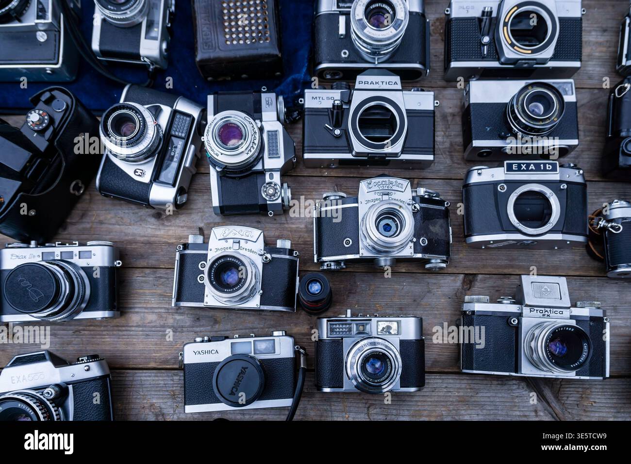 Collezione di telecamere analogiche d'epoca esposte su un tavolo del mercato delle pulci al Boxhagener Platz di Berlino Friedrichshain, Berlino, Germania. Foto Stock