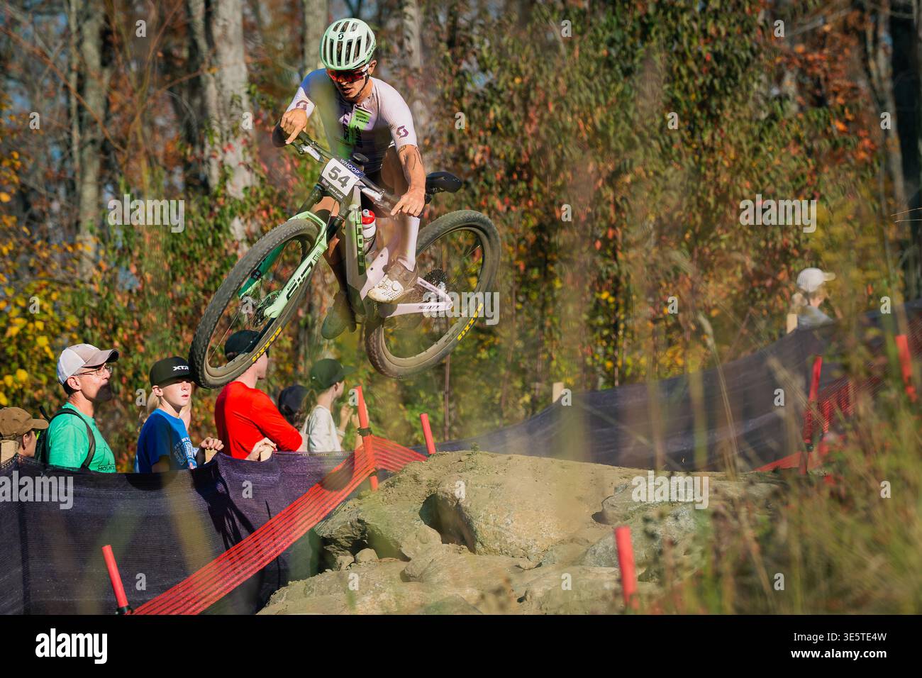 Bjorn Riley (Scott-SRAM MTB Racing Team) fa un salto mentre gareggia nella UCI Men's Cross Country MTB World Cup 2025 a Lake Placid, New York. Foto Stock