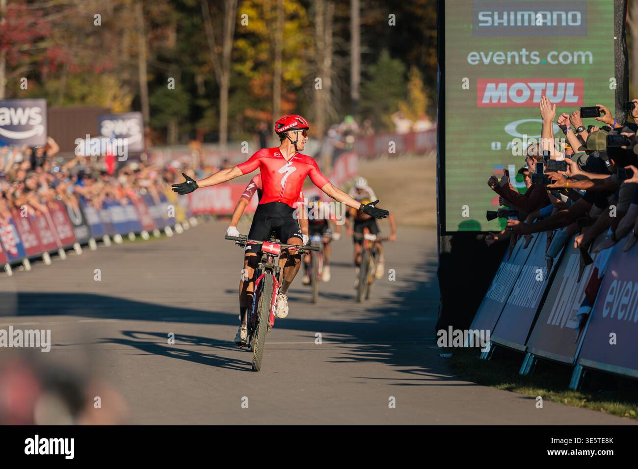 Christopher Blevins (Specialized Factory Racing) taglia il traguardo per primo alla UCI Men's XCO MTB World Cup 2025 a Lake Placid, New York. Foto Stock