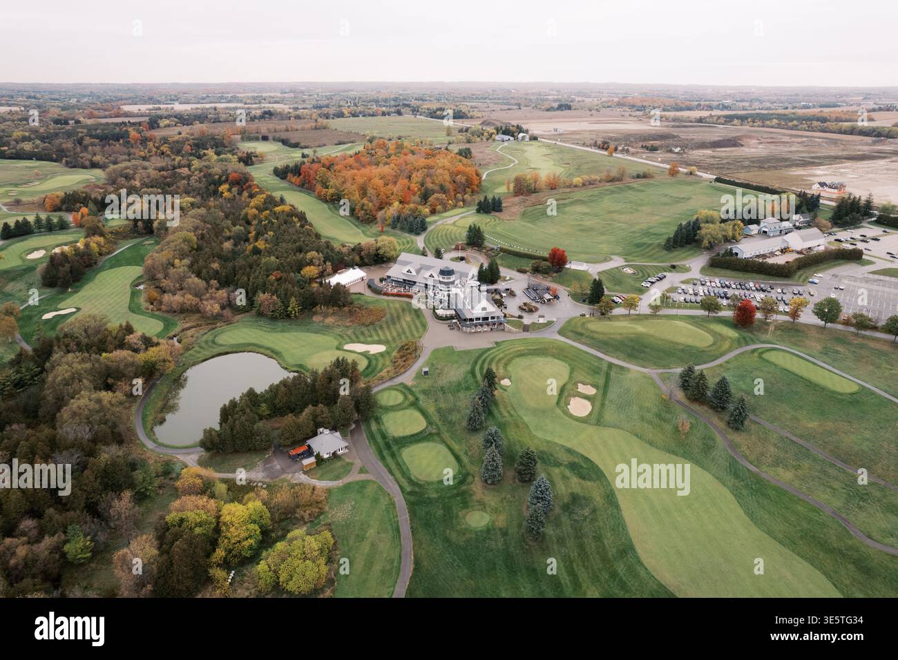 Splendido ambiente autunnale intorno al campo da golf con servizi Foto Stock