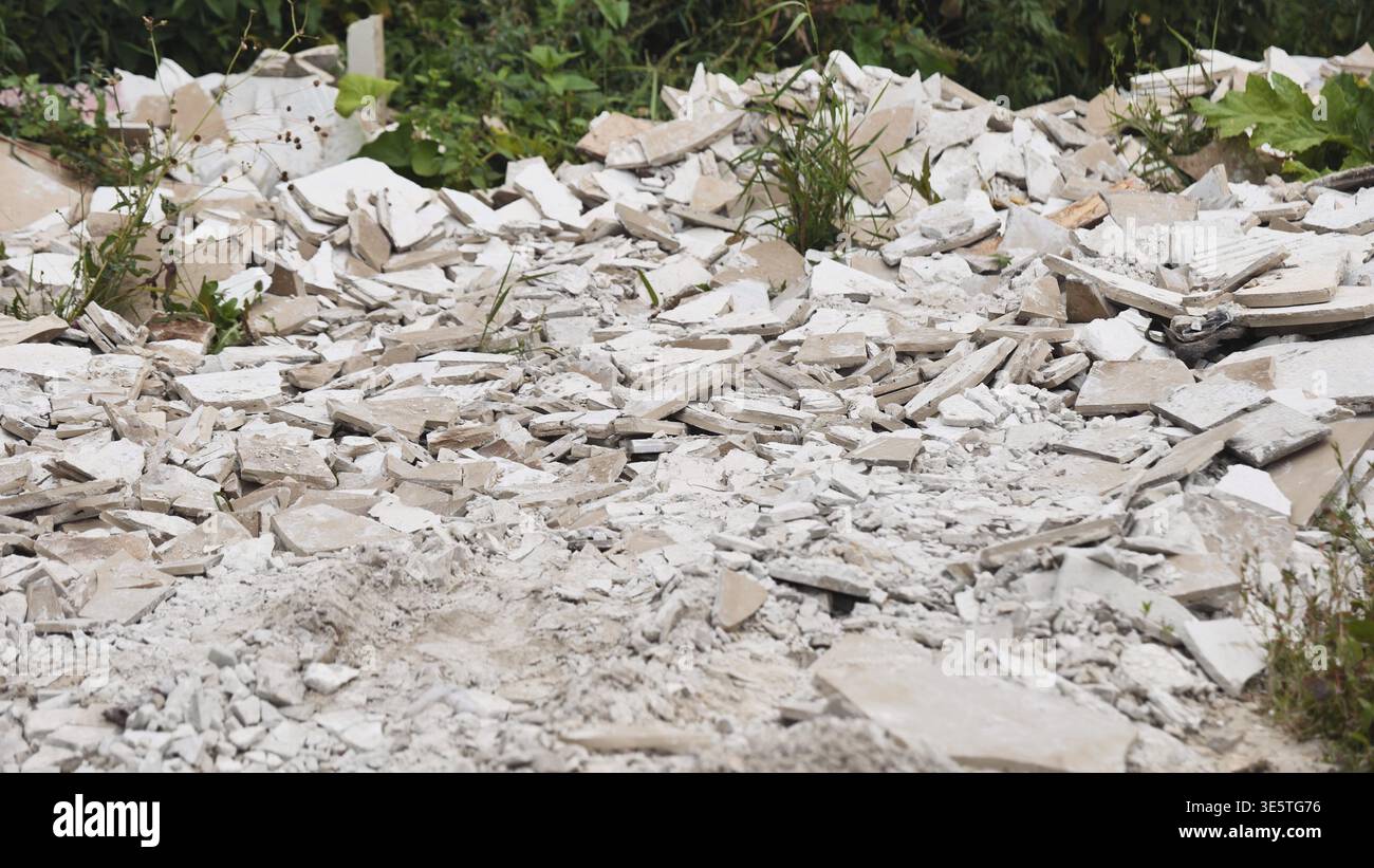 Pile di piastrelle di ceramica rotte e macerie di costruzione derivanti dalla demolizione di edifici Foto Stock