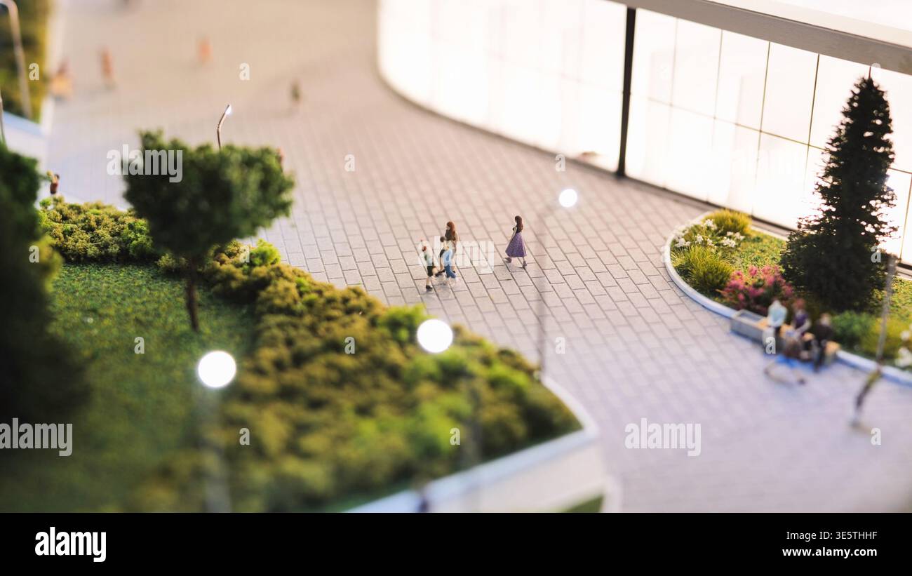 Modello architettonico che mostra il paesaggio urbano, gli spazi verdi e le piccole persone in una giornata di sole Foto Stock