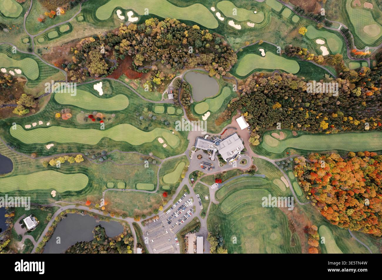 Panoramica della disposizione panoramica del campo da golf, inclusi gli elementi naturali Foto Stock
