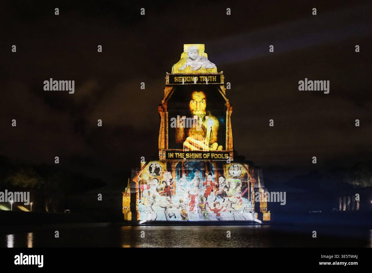 Lichtkunst-Projektion auf dem Völkerschlachtdenkmal a Lipsia bei Nacht, Video-Mapping-Installation, Sachsen Foto Stock