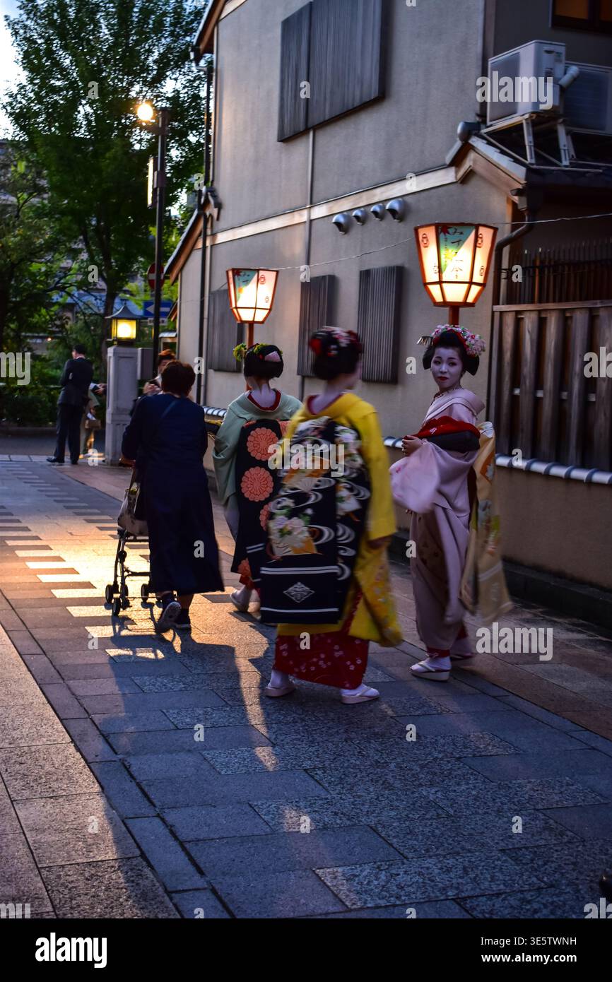 Un gruppo di maiko che camminava fuori dal Gion Kōbu Kaburenjō dopo la loro esibizione erikae Foto Stock