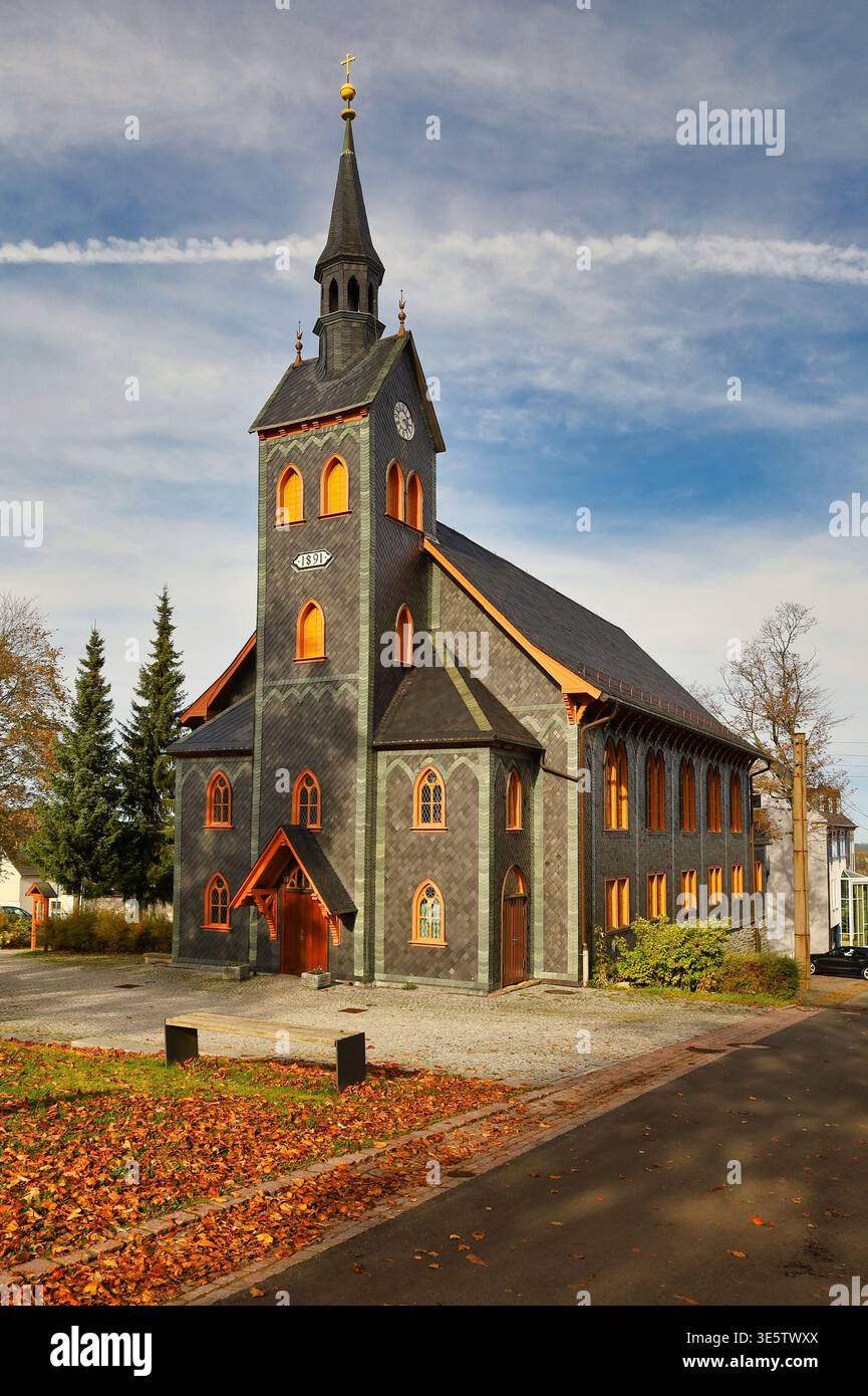 Die Stadtkirche Neuhaus am Rennweg, eine der größten Holzkirchen Mitteldeutschlands mit Schieferfassade im Thüringer Wald, Thüringen Foto Stock