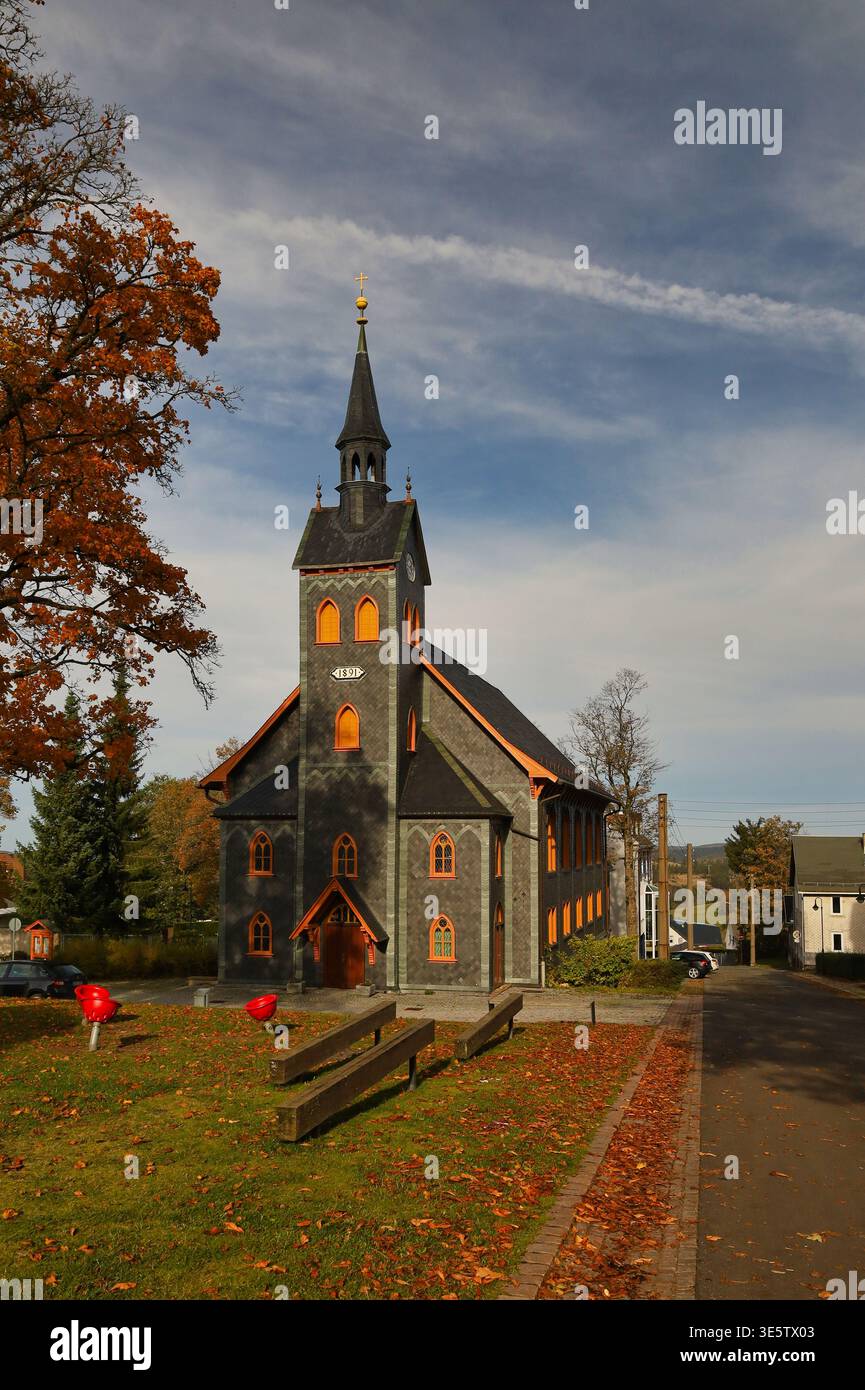 Die Stadtkirche Neuhaus am Rennweg, eine der größten Holzkirchen Mitteldeutschlands mit Schieferfassade im Thüringer Wald, Thüringen Foto Stock