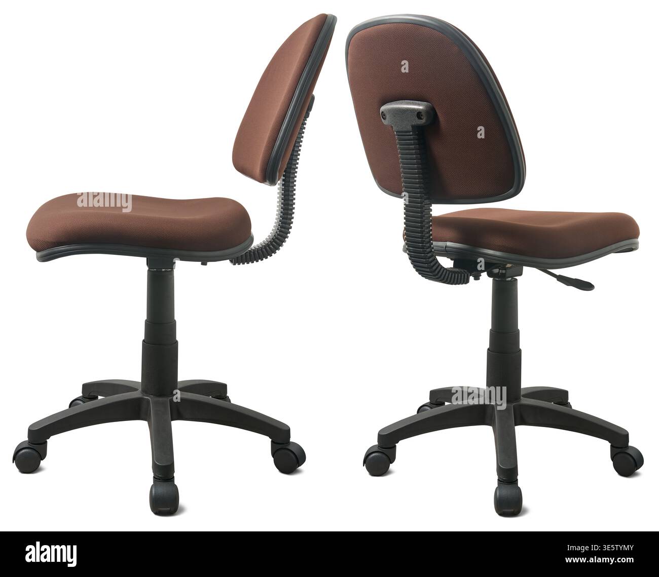 set di sedie da ufficio con sfondo bianco isolato in tessuto marrone, telai in plastica nera sedie ergonomiche da scrivania senza braccioli, vista laterale del modello mock-up Foto Stock