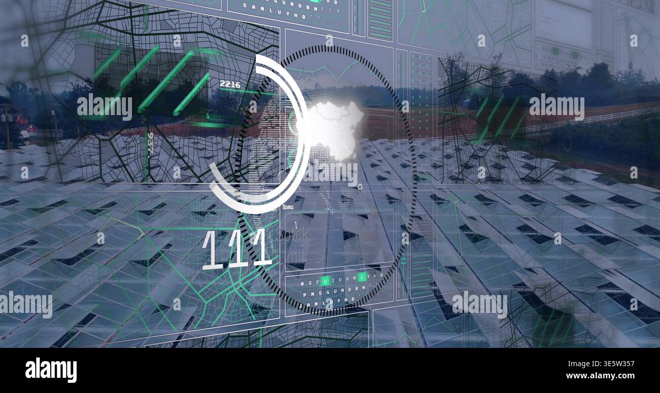 Visualizzazione di grandi pannelli solari che si estendono sul tetto, con grafici HUD e tracce di dati verdi Foto Stock