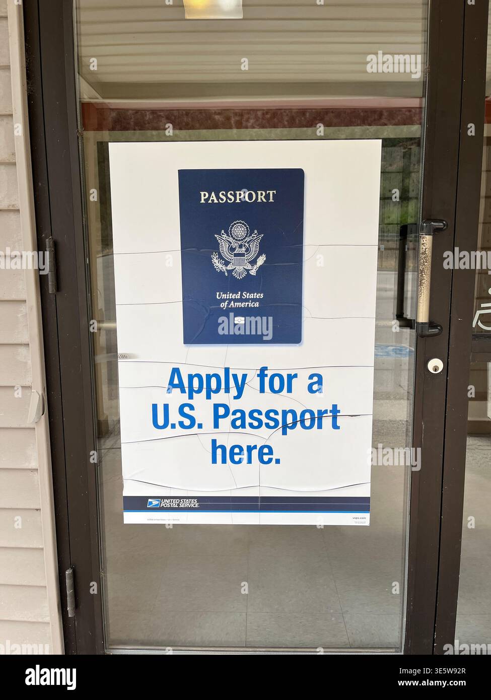 Poster "Richiedi passaporto" fuori dall'ufficio postale degli Stati Uniti - Immagine stock catturata con smartphone